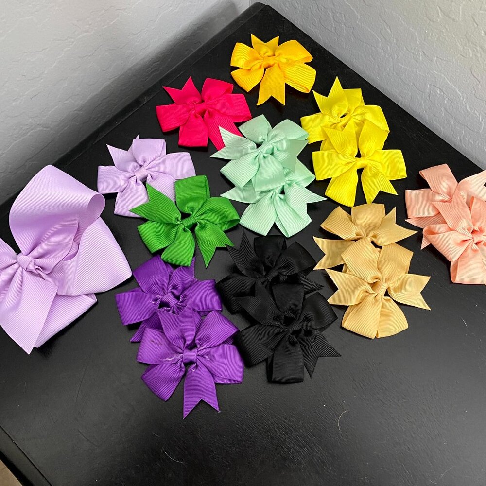 Lot of 17 Hair Bows